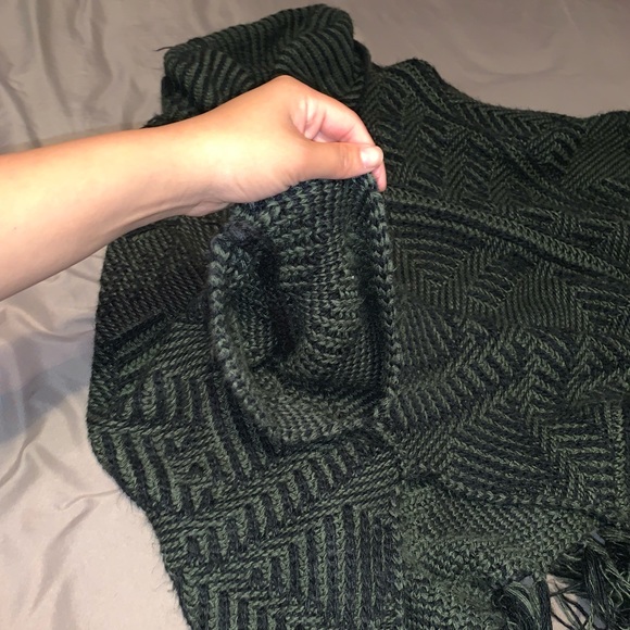 Turtle neck poncho - Picture 4 of 4